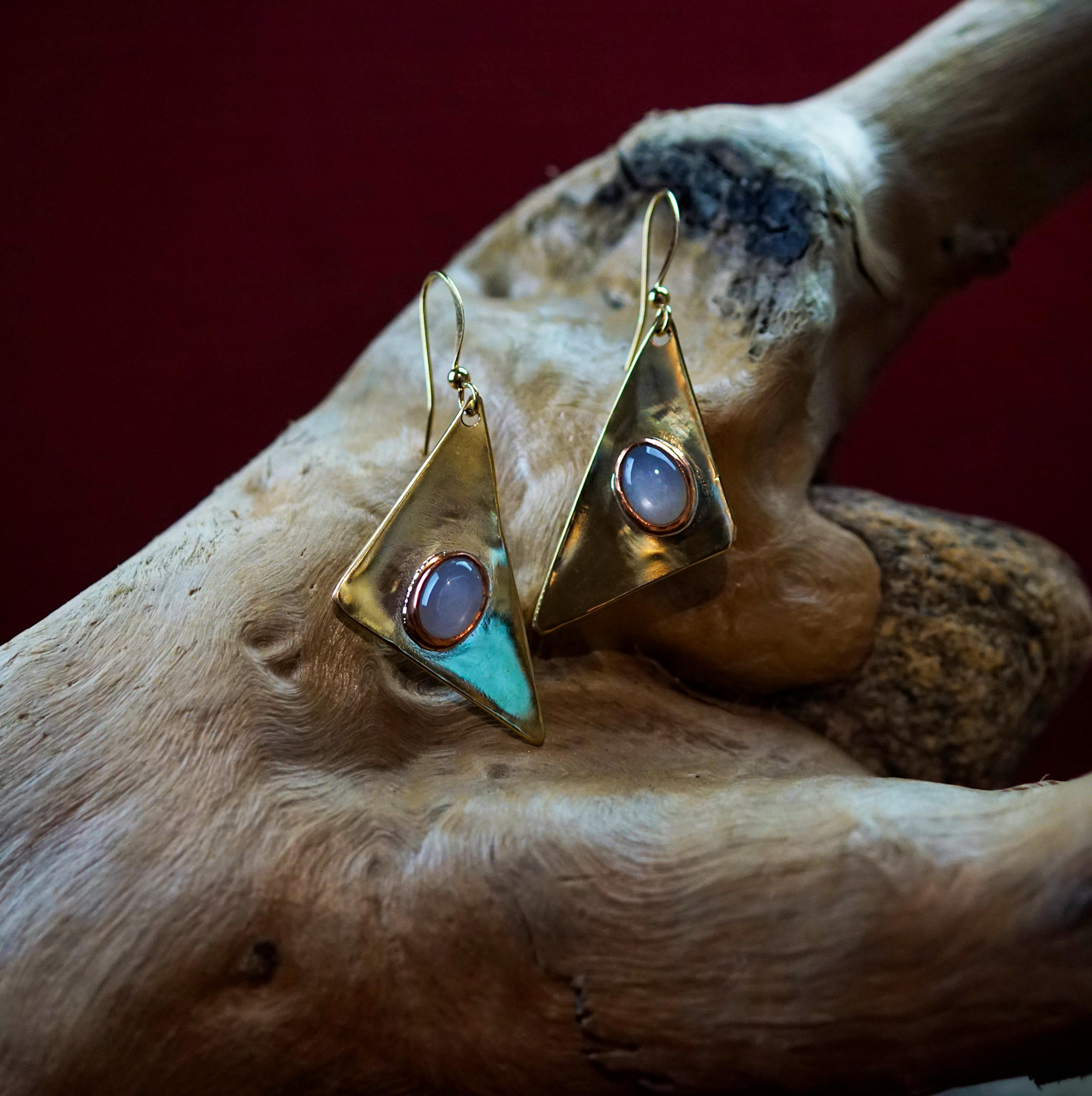 boucles d'oreilles exposées sur une racine