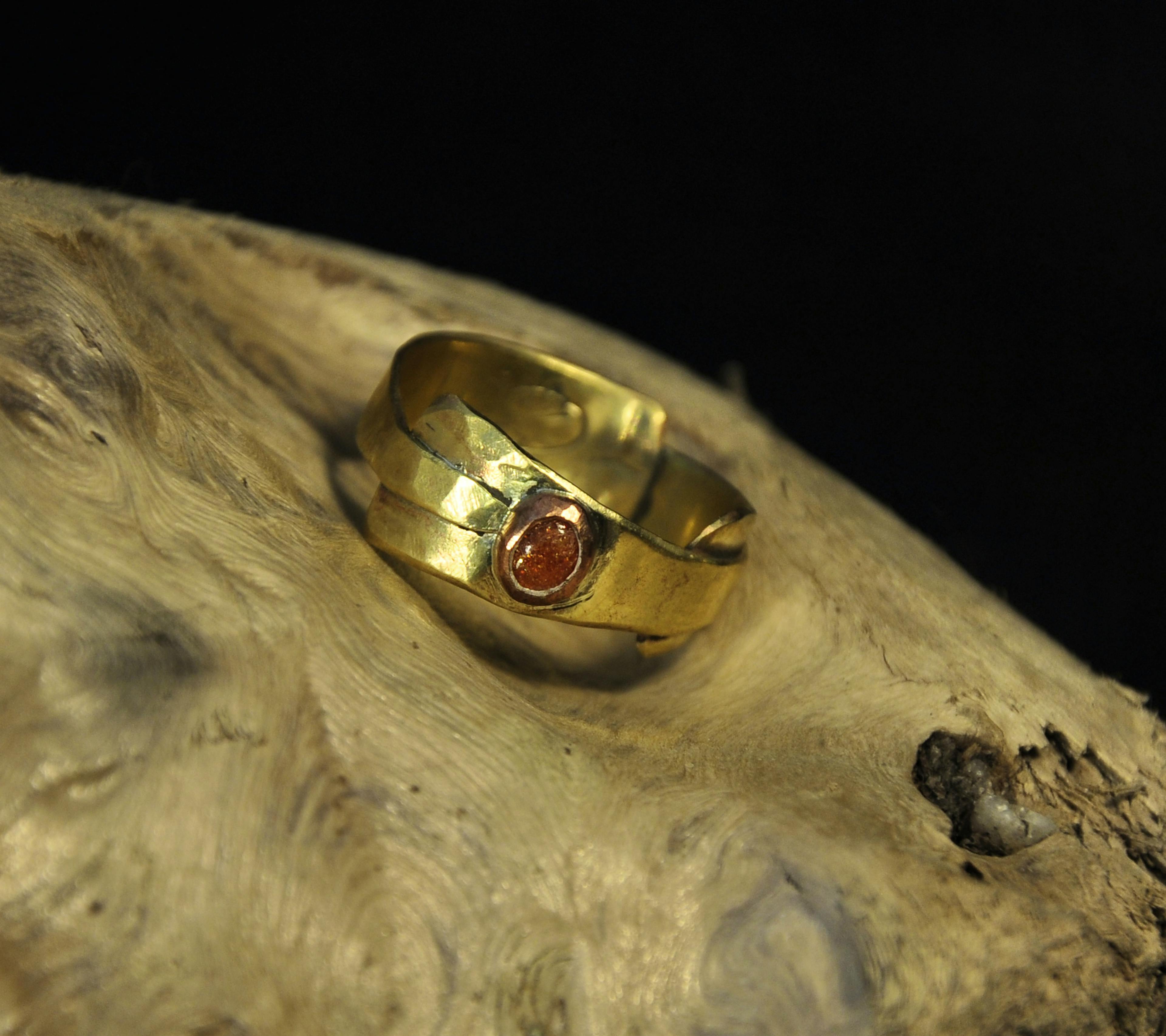 bague laiton posé sur une racine