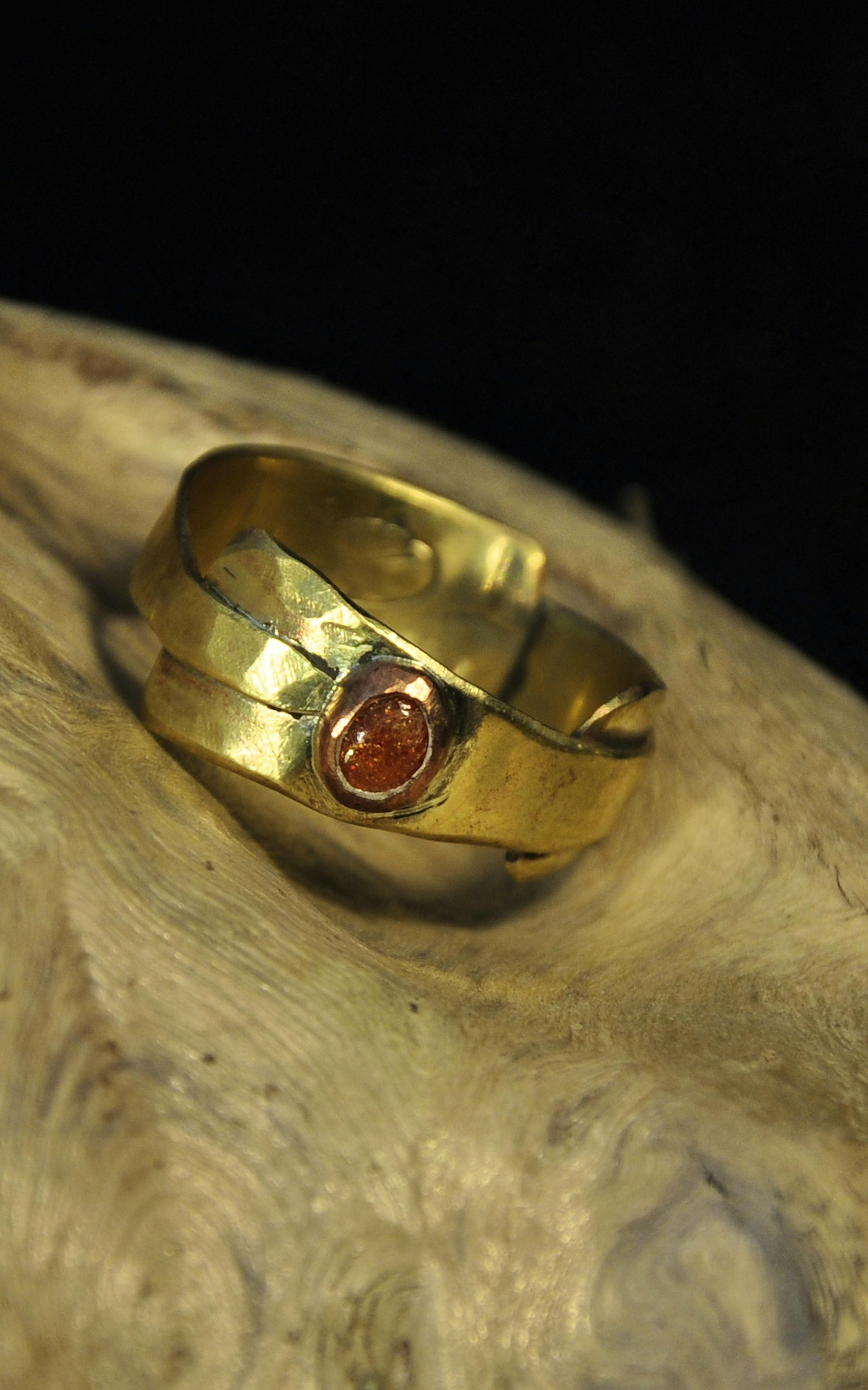 bague laiton posé sur une racine