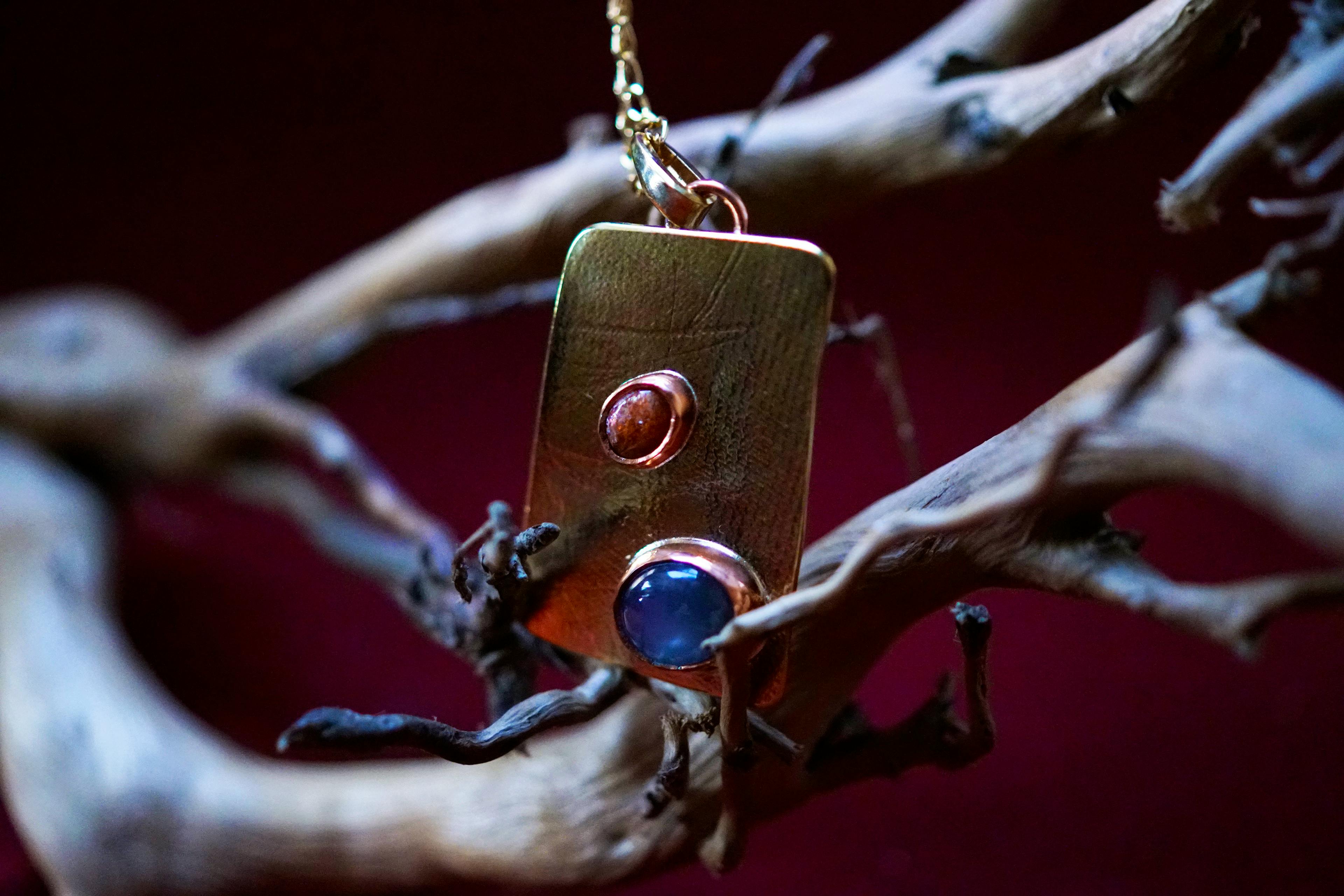 Pendentif exposé sur une racine