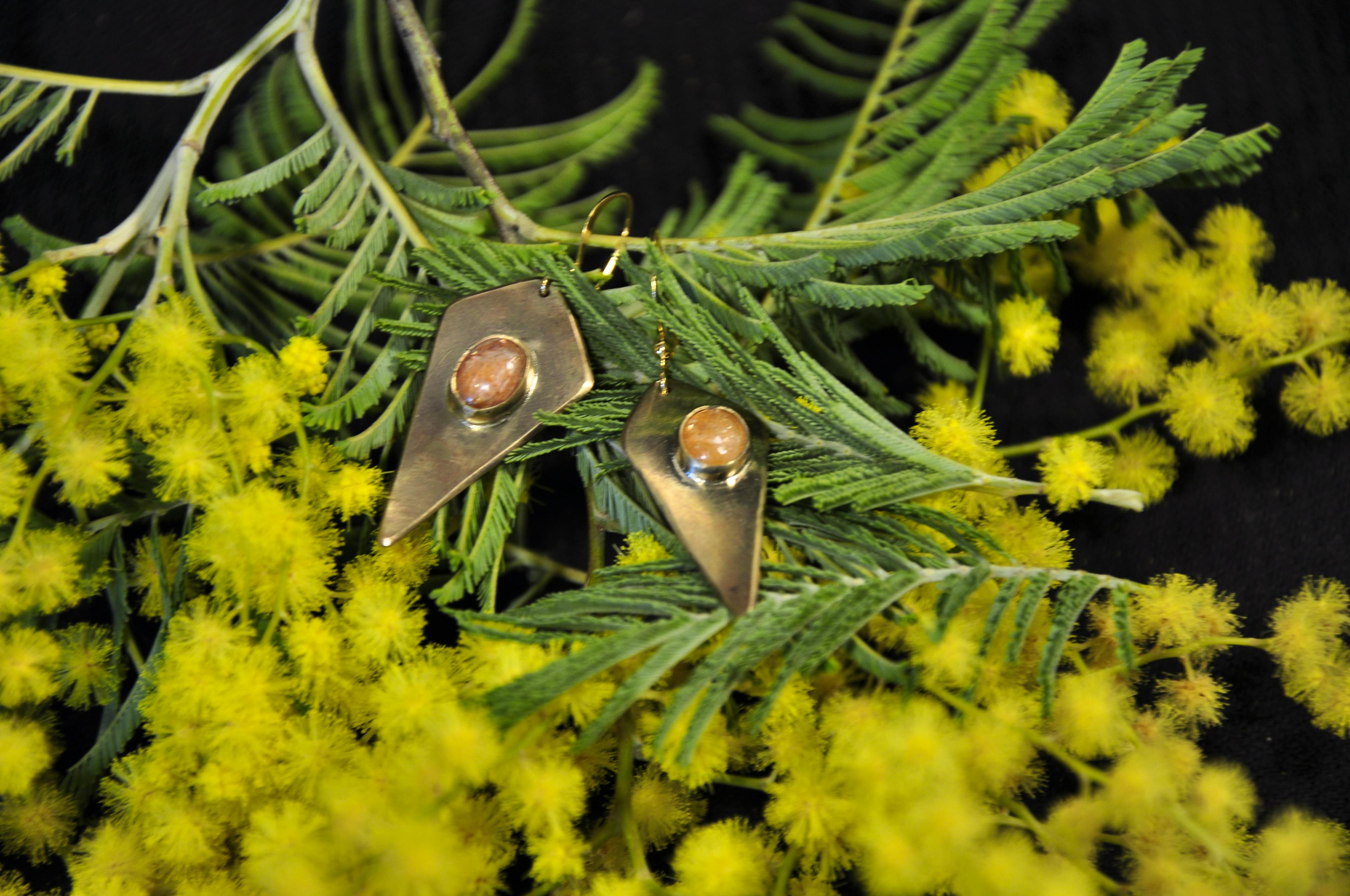 boucles d'oreilles posées sur du mimosa