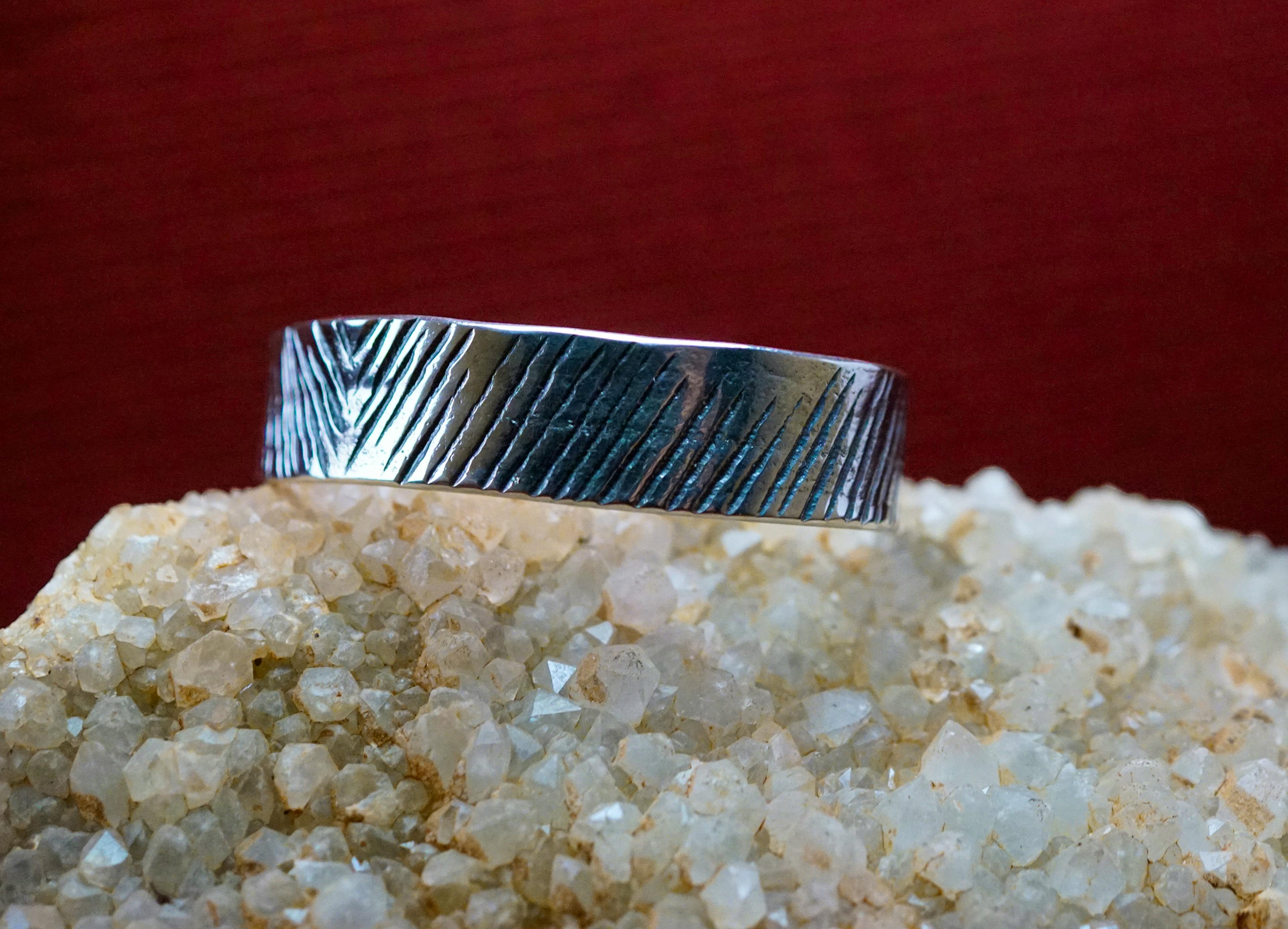 bracelet cuivre et argent posé sur une pierre de mica