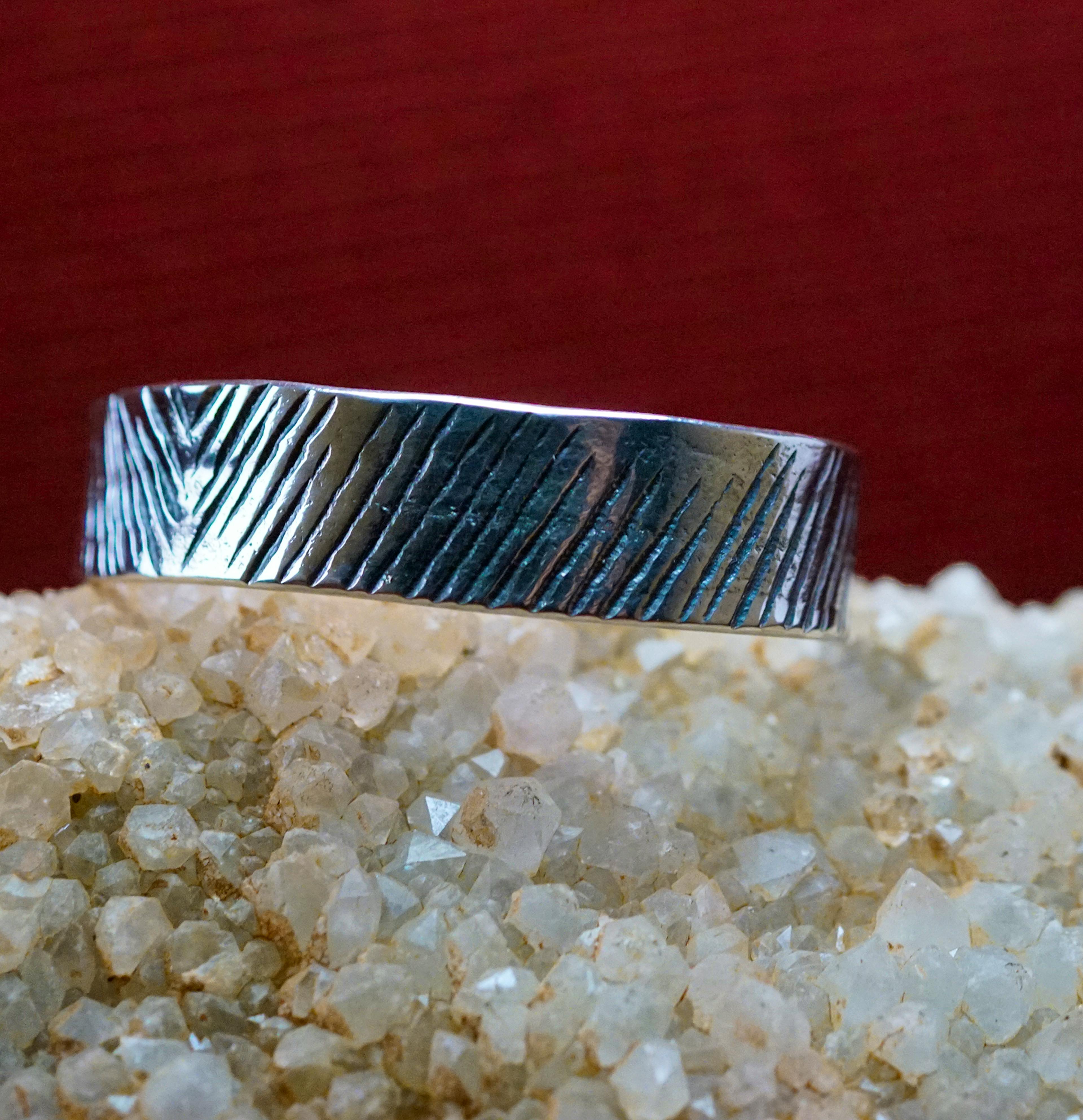 bracelet cuivre et argent posé sur une pierre de mica