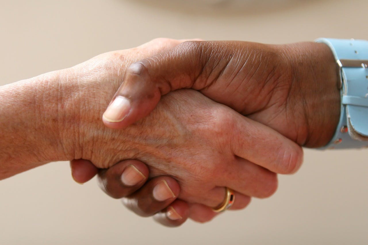 Photo d'une poignée de main signifiant l'accord entre 2 personnes