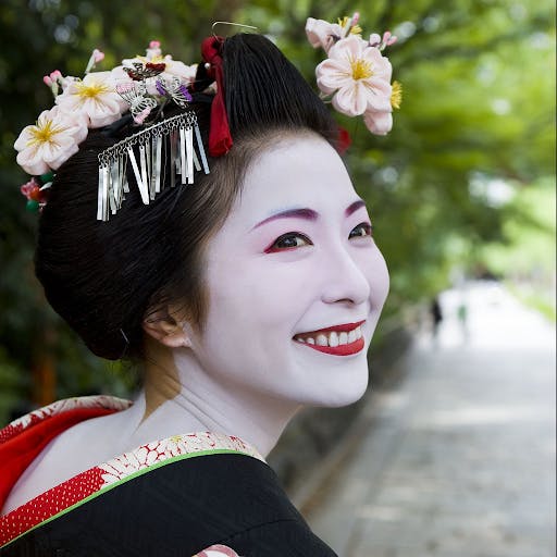 Geisha woman with traditional white face makeup painting on heavy eyeliner  with a brush Stock Photo - Alamy