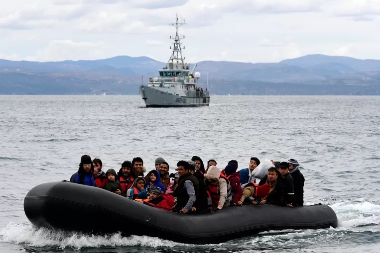 Trouw.nl - Begeleid door een Frontex-vaartuig bereikt een migrantenboot op 28 februari 2020 het Griekse eiland Lesbos. (Beeld: AP)