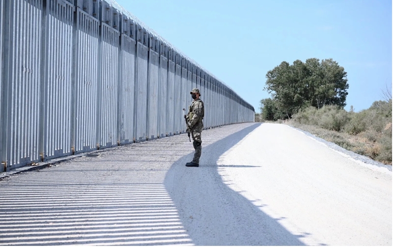 Griekenland heeft een stalen hek gebouwd langs de oevers van de Evros, in een poging migranten zonder geldige papieren tegen te houden. Foto DIMITRIS ALEXOUDIS / EPA 