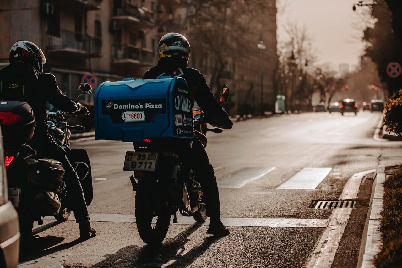 entregador com um excelente seguro de moto