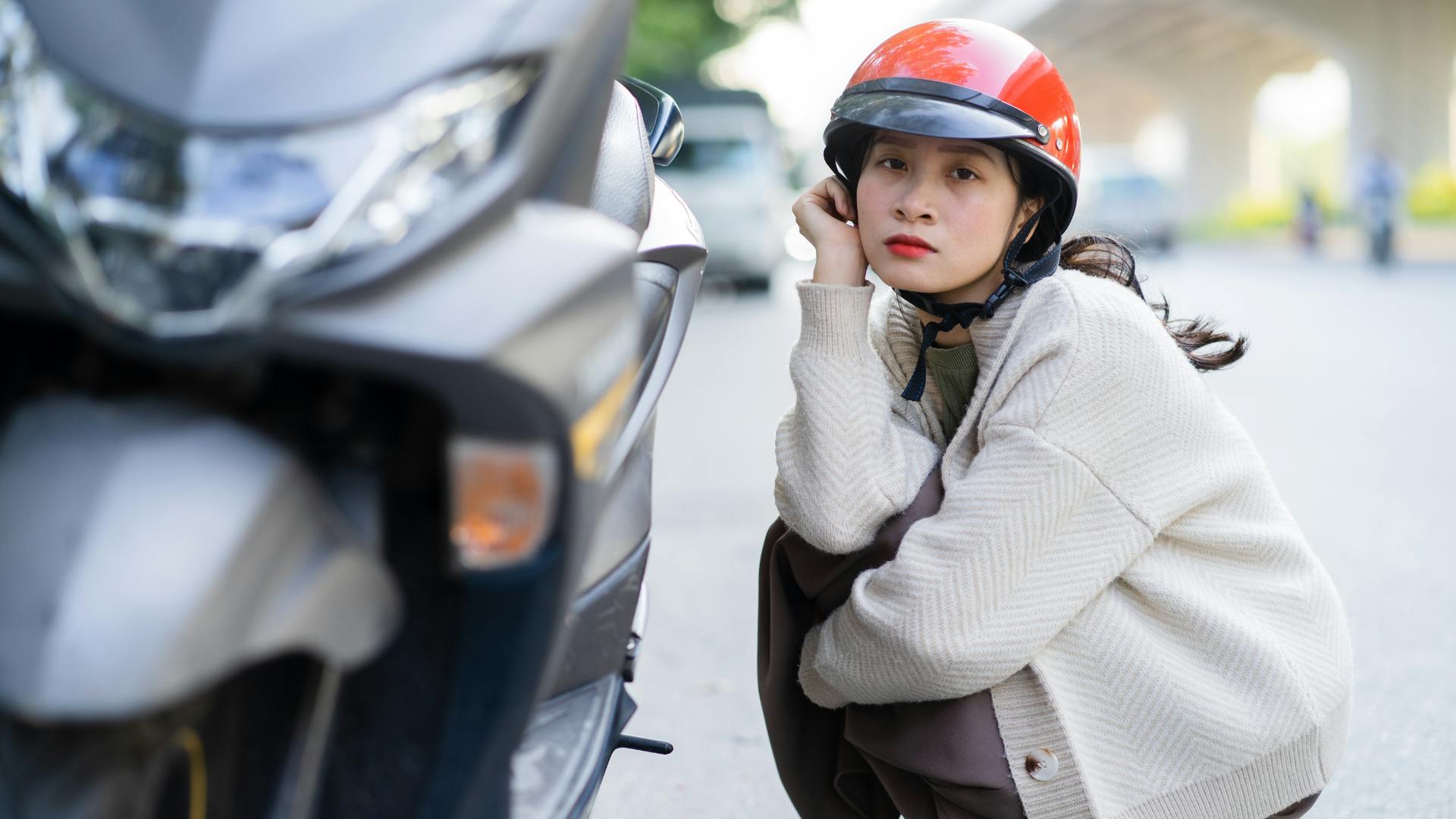 Em moto tunada, motogirl que 'sofre' nas ruas avisa: 'Dê a seta, não gasta  gasolina!