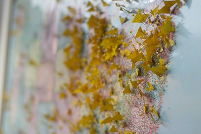 Várias localizações marcadas em um mapa