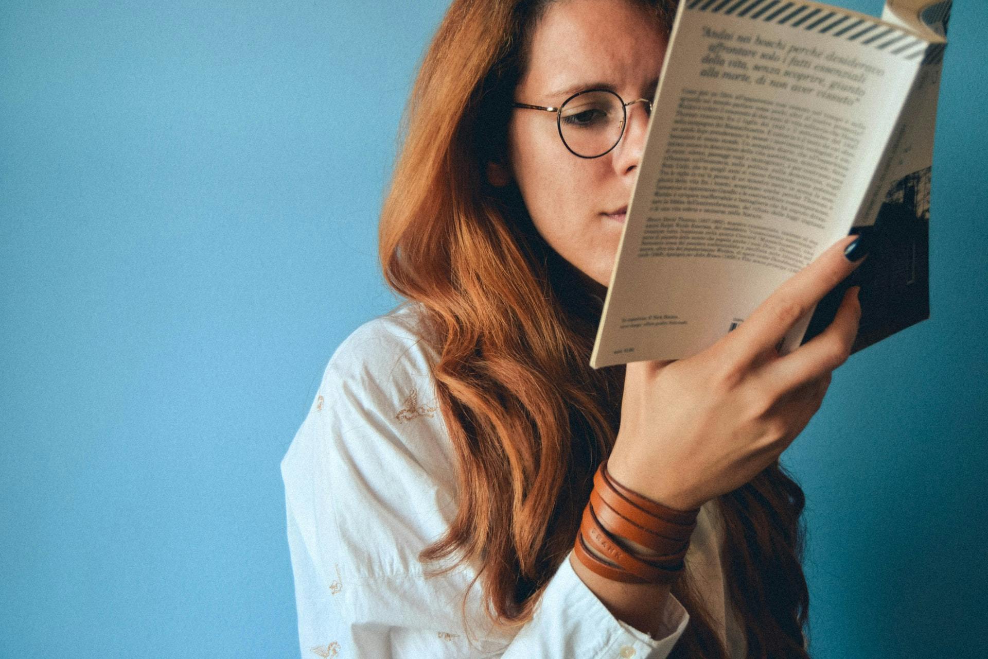 Mulher lendo um livro sobre seguros