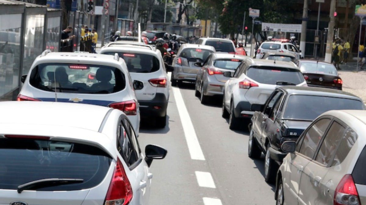 negócio na revenda de carro