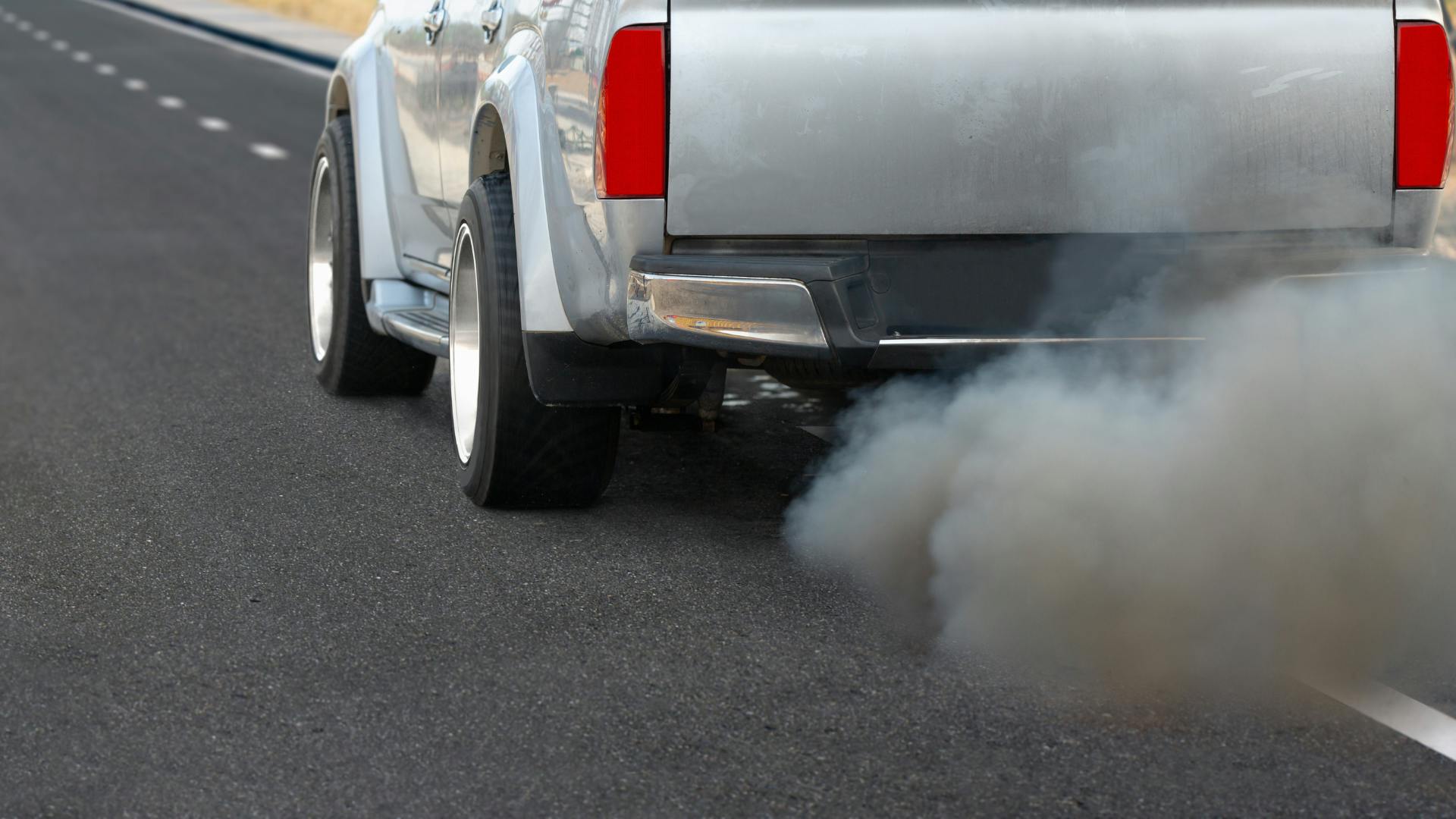 carro soltando fumaça preta