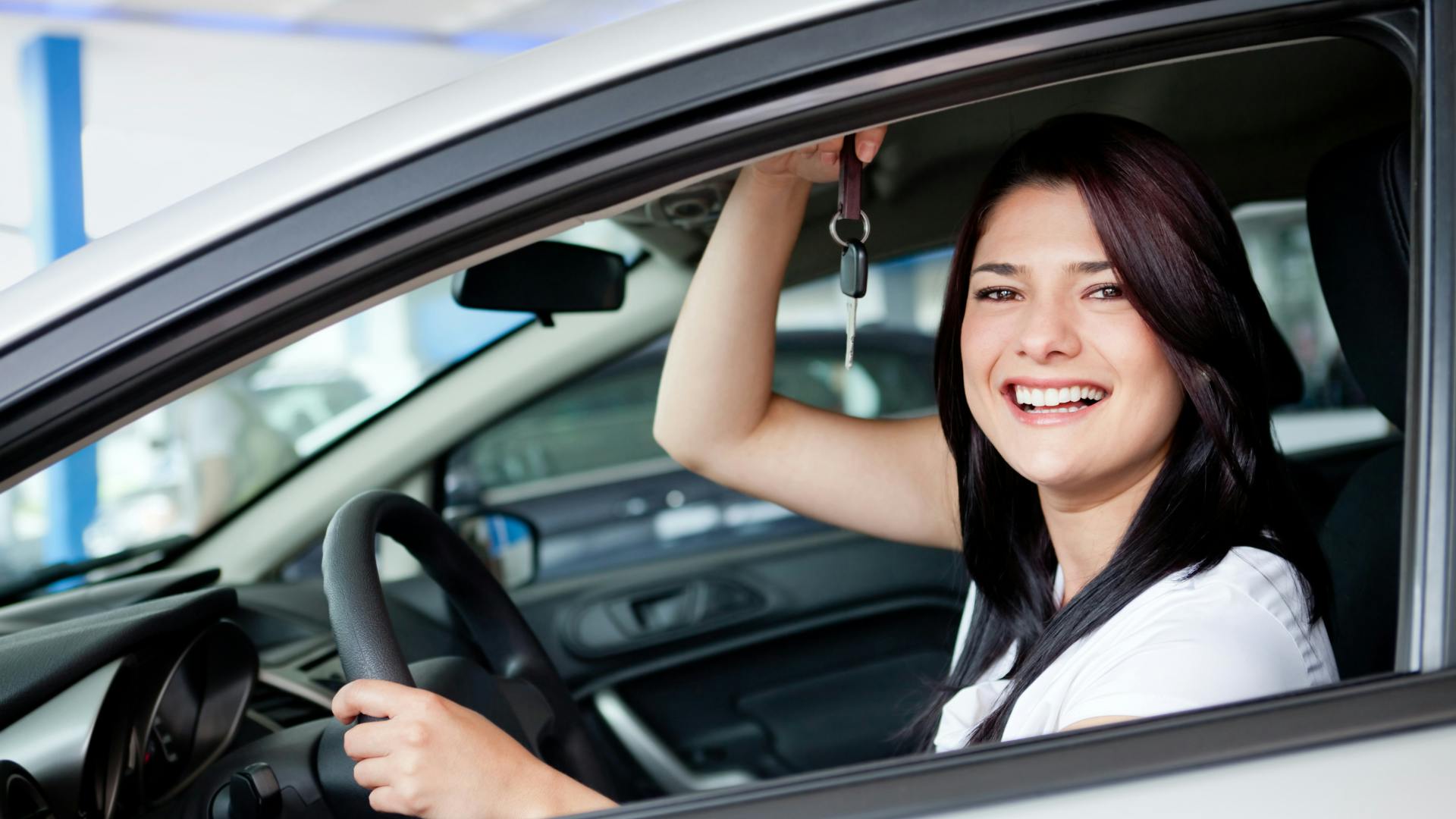 Водитель и автомобиль. Крутые машины не угадать все. Водитель и автомобиль. Peugeot instinct. Девушка в машине.