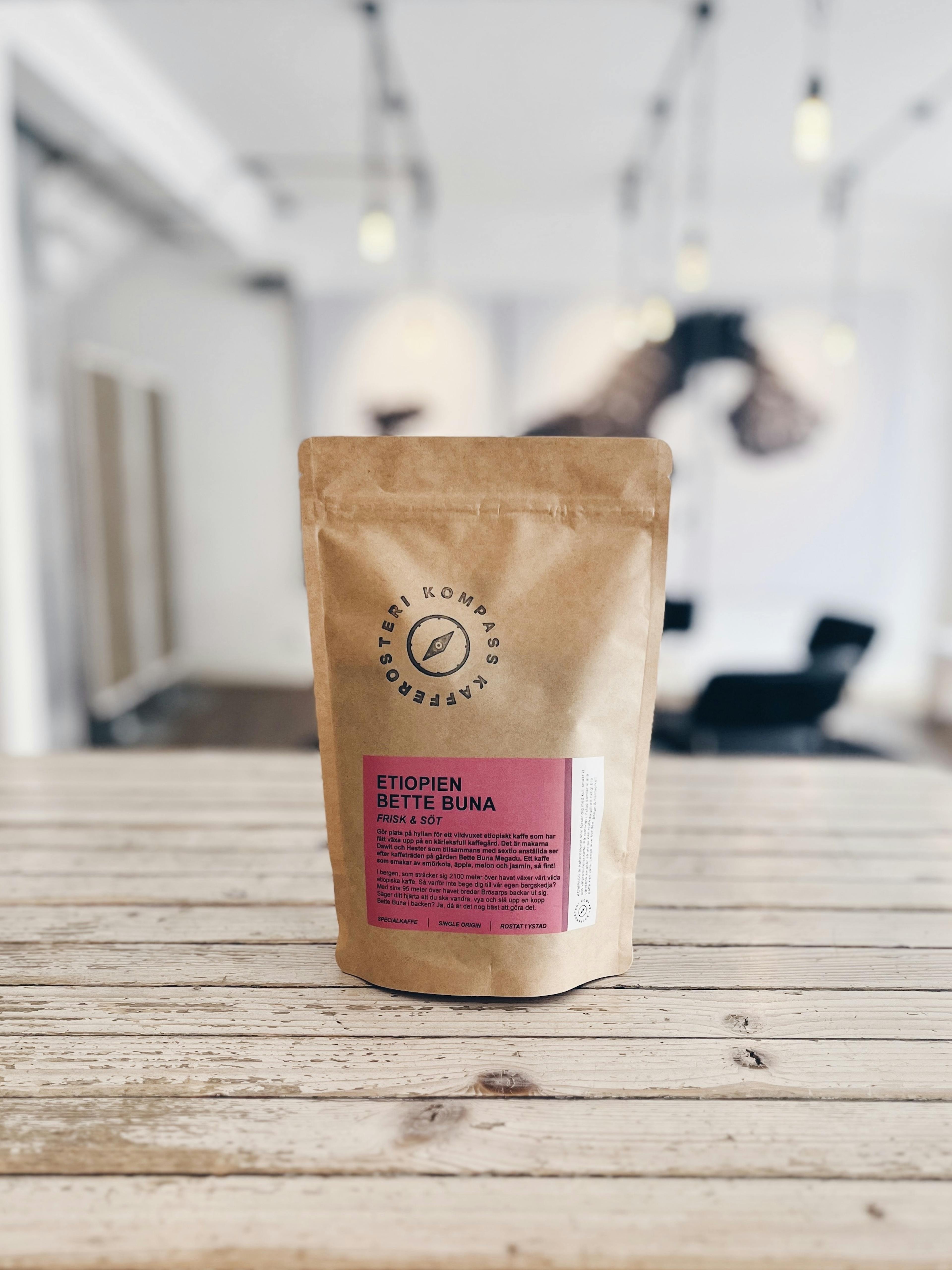 Bag of speciality coffee from Kompass kafferosteri on a counter