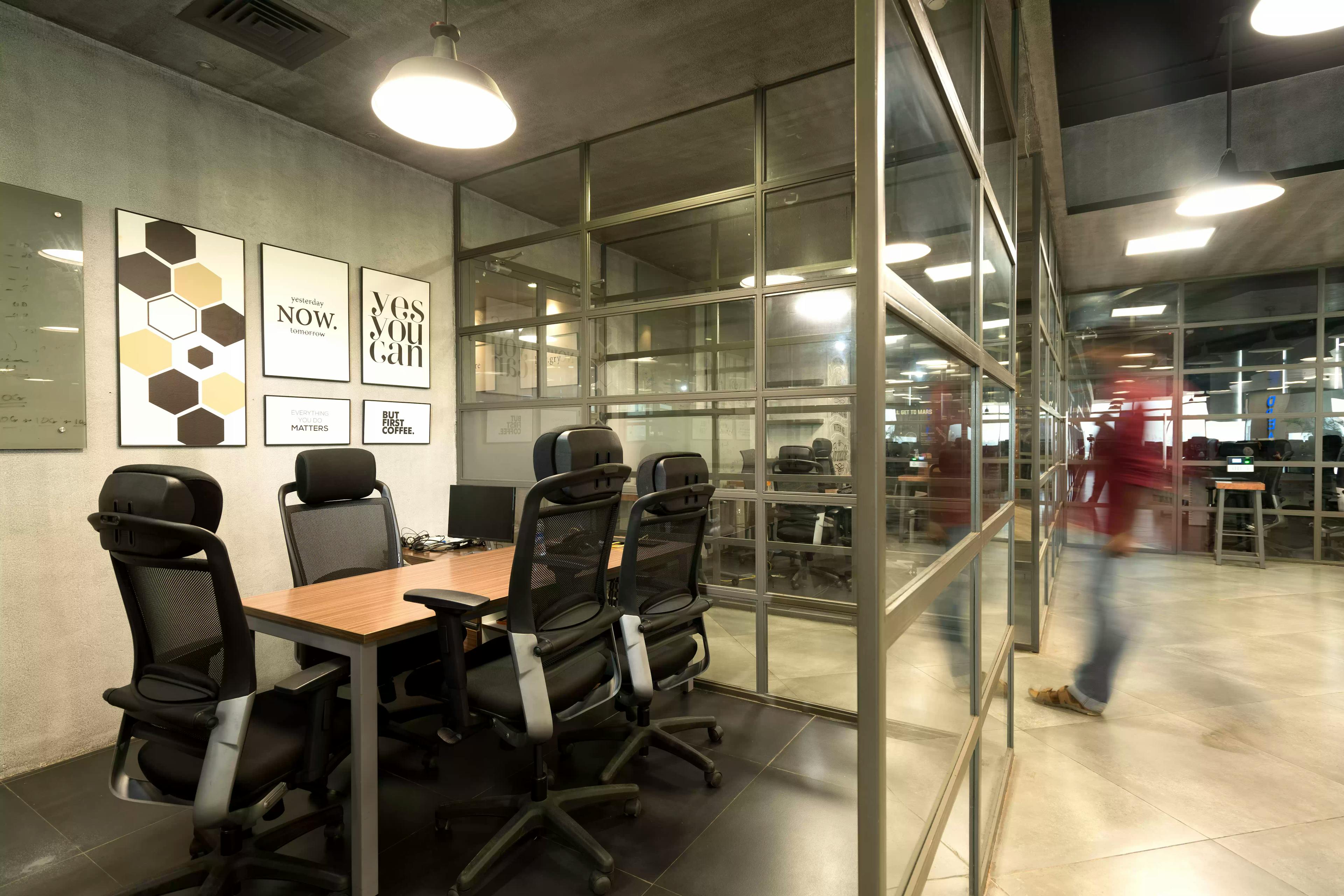 Close-quarters meeting space with a minimalist aesthetic