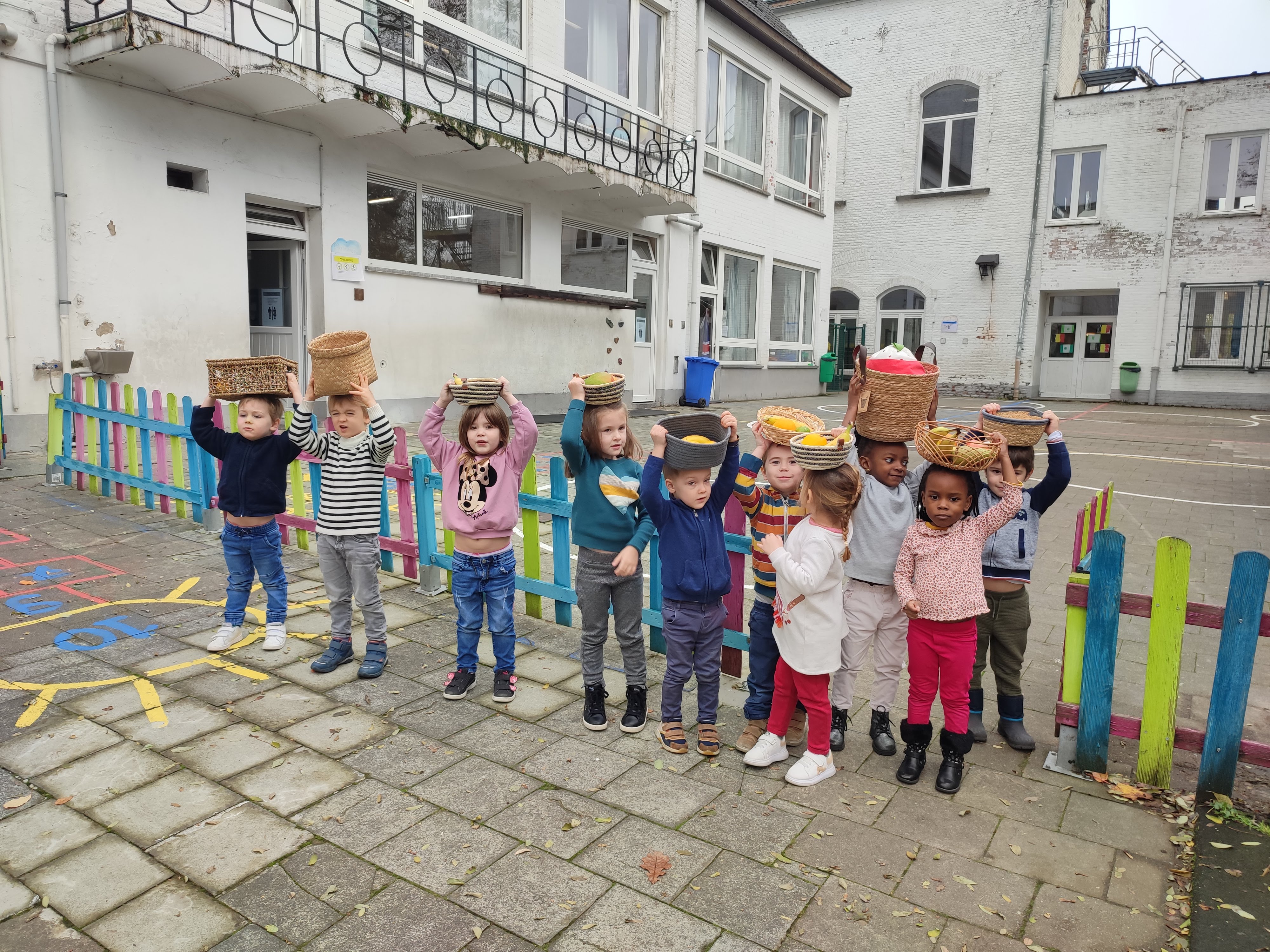 Comme les enfants africains qui transportent les fruits.