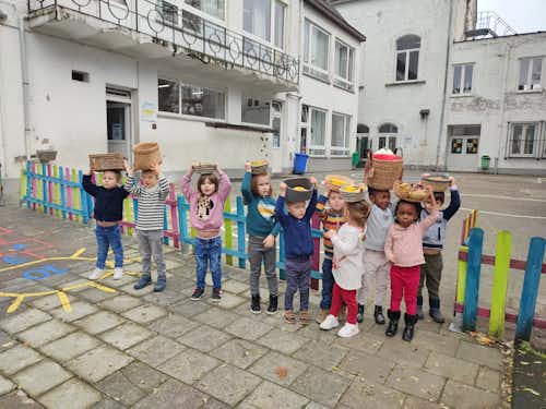 Comme les enfants africains qui transportent les fruits.