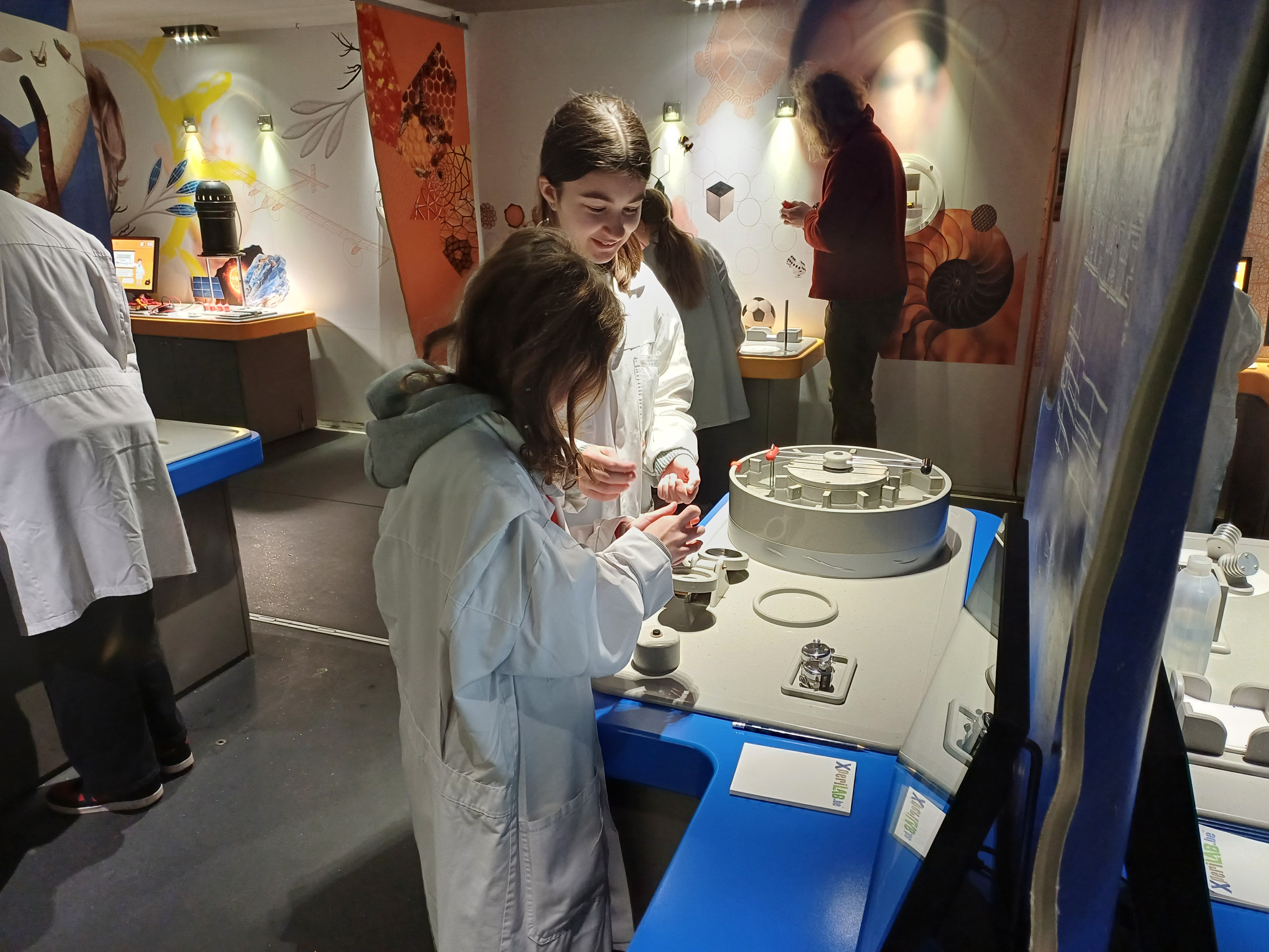 Beaucoup de concentration pour réaliser les expériences scientifiques.