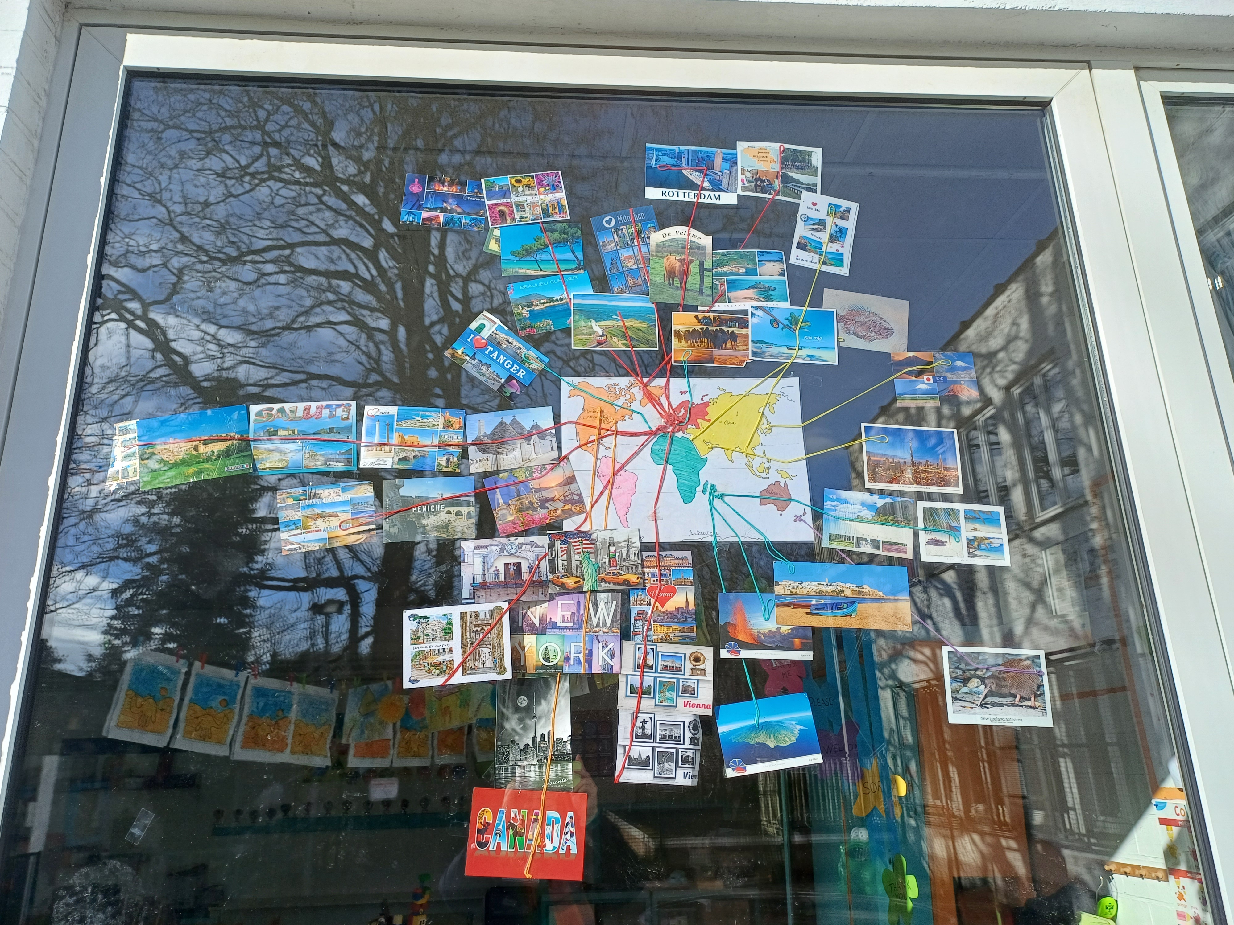 Cartes postales reçues du monde entier.