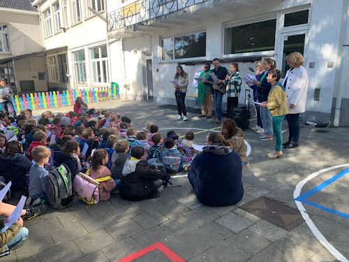 et tout se termine par des chants...