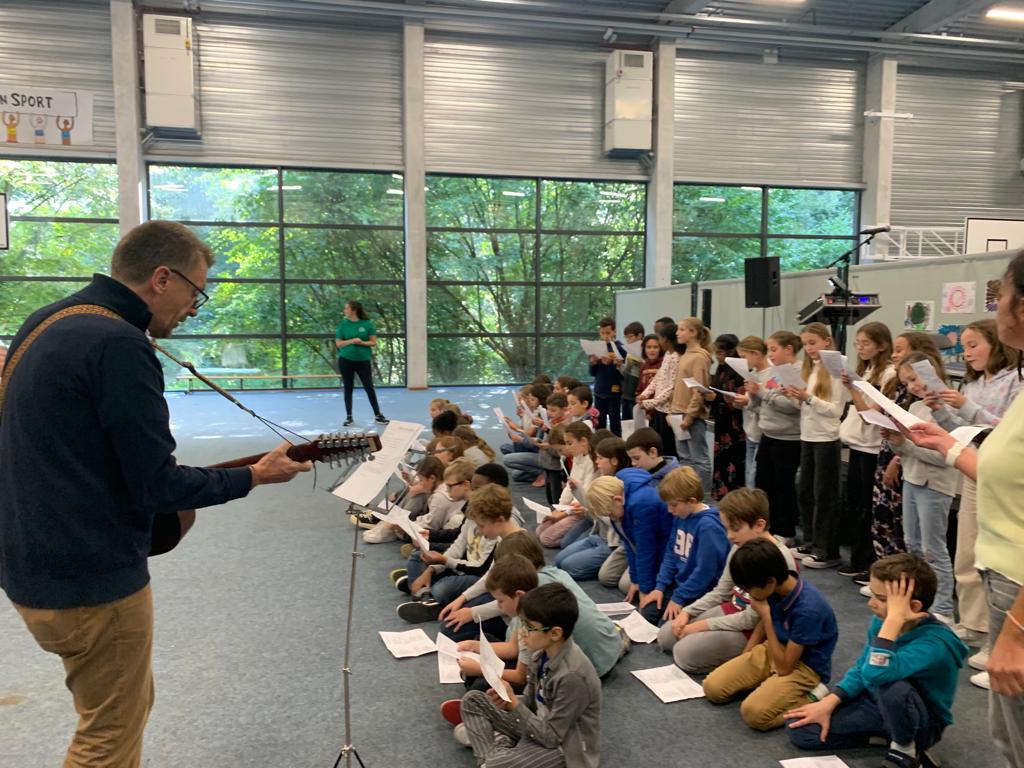 Quelques chants accompagnés à la guitare par Mr Brasseur ont mis une bonne ambiance.