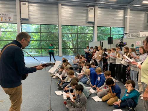 Quelques chants accompagnés à la guitare par Mr Brasseur ont mis une bonne ambiance.