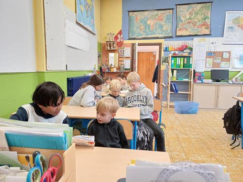 Nos grands de P6 aident les plus petits de P1 pour la lecture, l'écriture du journal de classe. Quelle fierté d'avoir un grand e P6 comme parrain ou marraine !