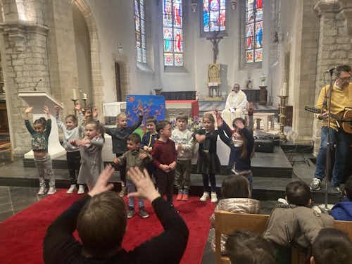 Tous les enfants de l'école ont chanté et célébrer le retour du printemps et la résurrection de Jésus