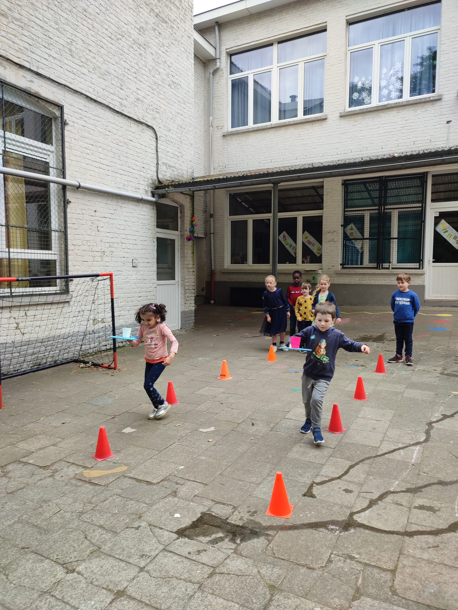 Après avoir jouer dans la cour, les enfants ont pris un bon repas avant d'aller dormir tous ensemble dans leur classe avec leur "madame"