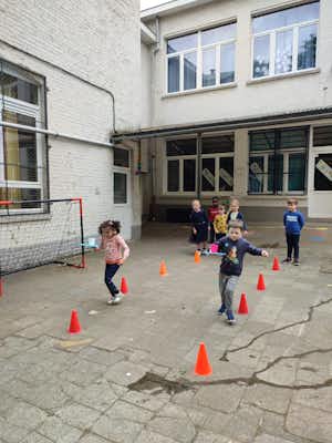 Après avoir jouer dans la cour, les enfants ont pris un bon repas avant d'aller dormir tous ensemble dans leur classe avec leur "madame"