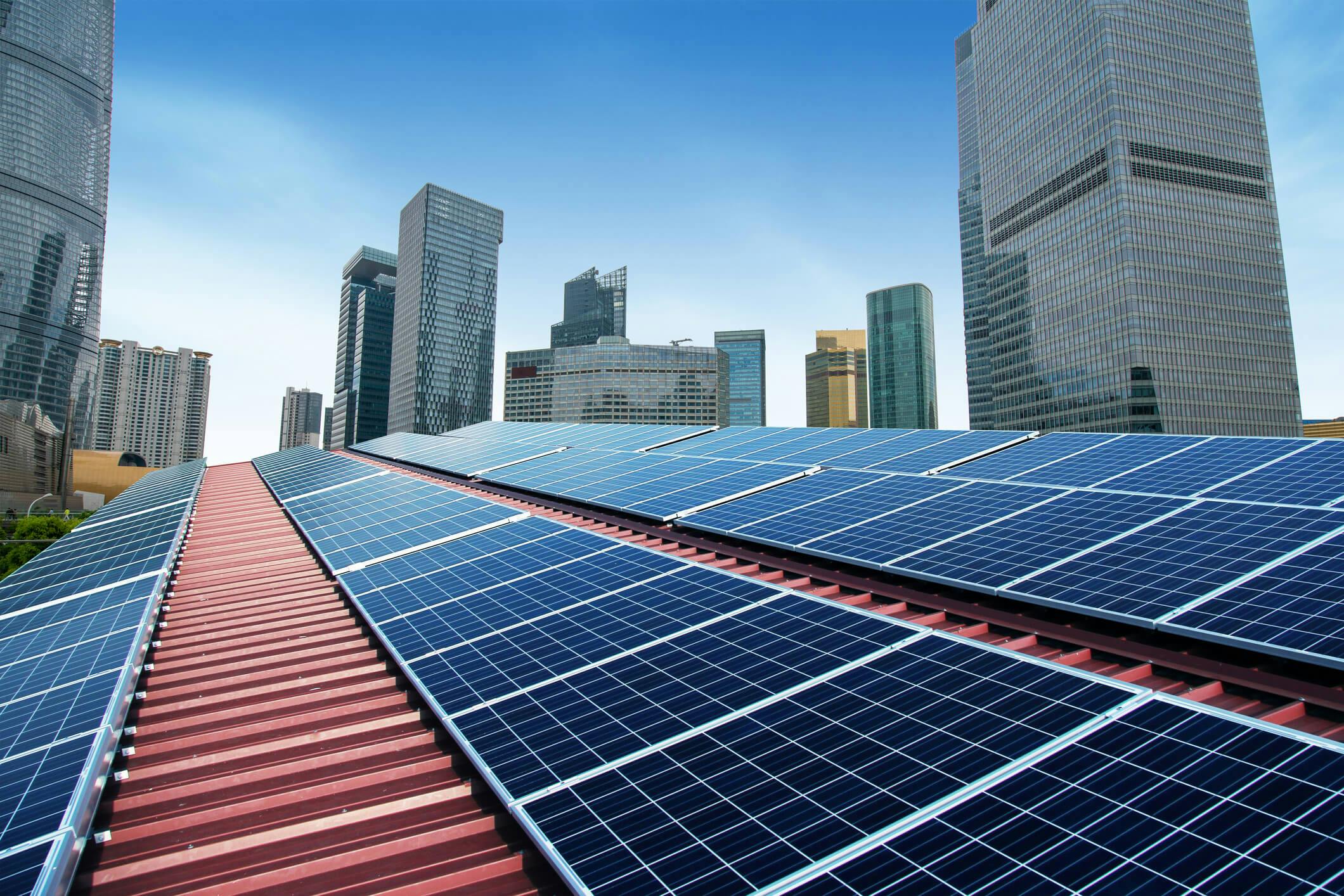 Painéis solares instalados em telhado de pequena empresa 