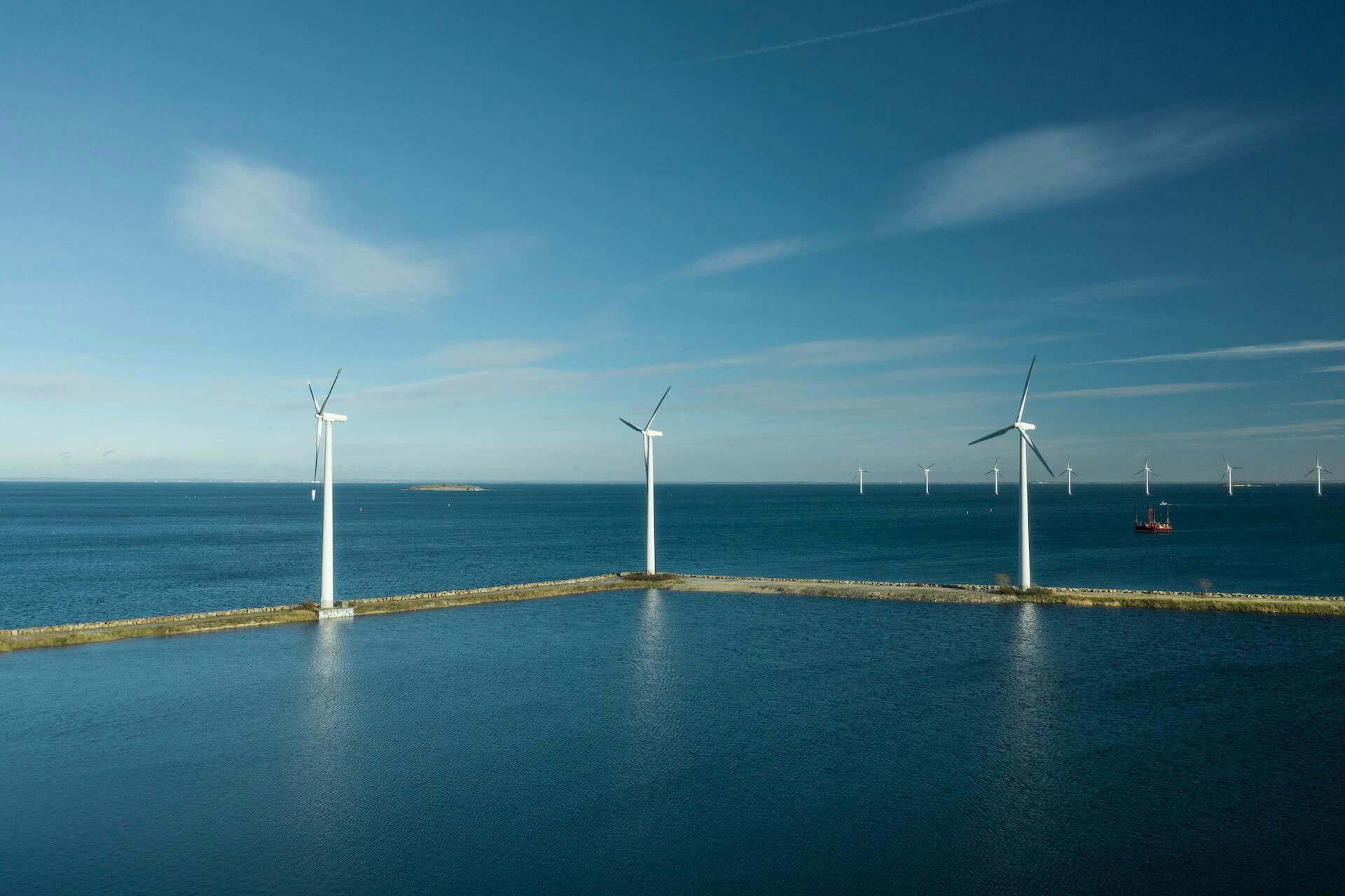 Turbinas de energia eólica sob o mar.