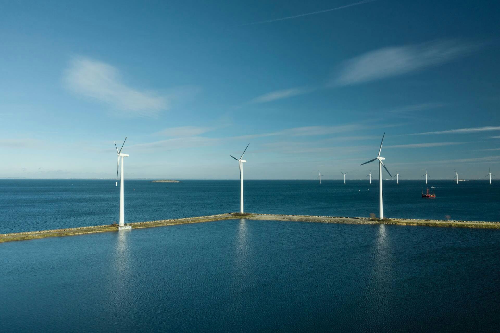 Turbinas de energia eólica sob o mar.
