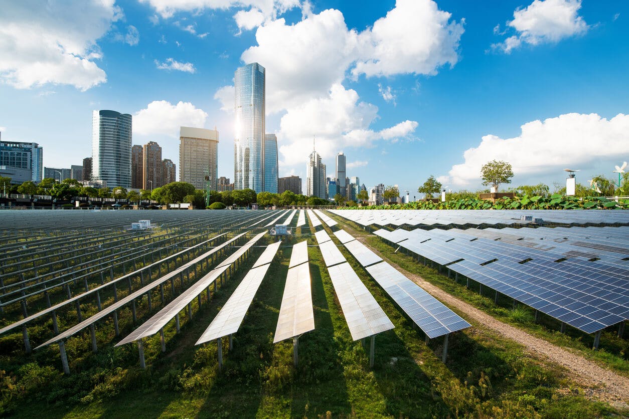 paisagem urbana e painéis solares