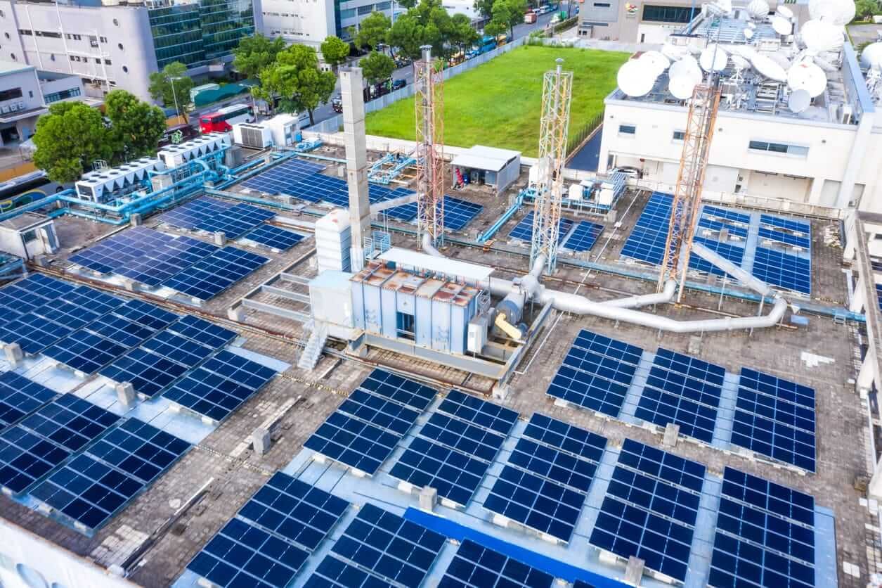 Fábrica com energia solar nos telhados