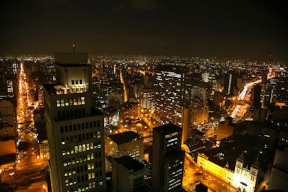 cidade iluminada de noite