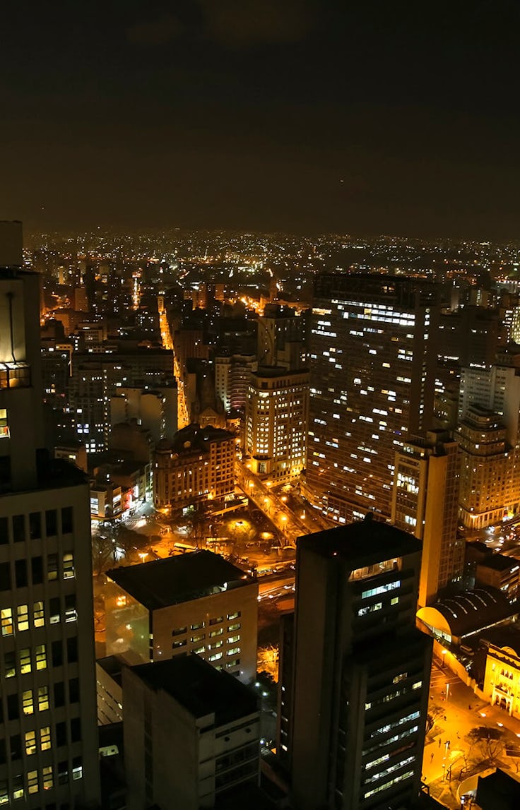 cidade iluminada de noite