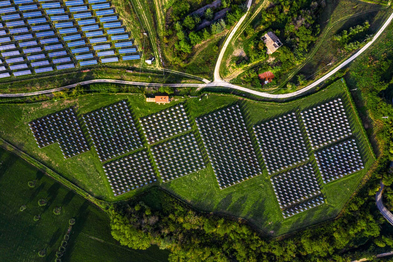 Estação da energia solar na vista aérea do campo