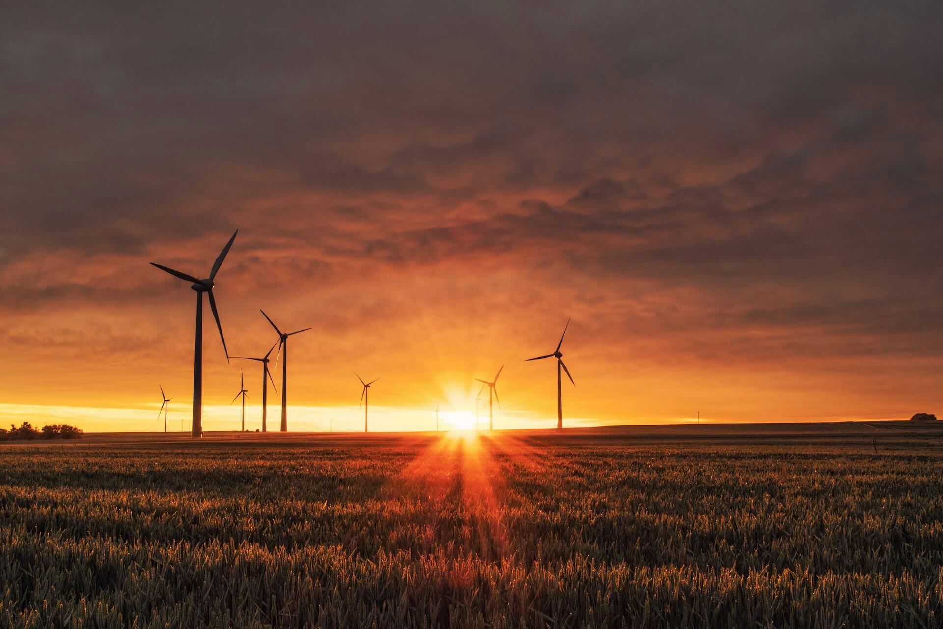 Moinhos de energia eólica ao pôr do sol