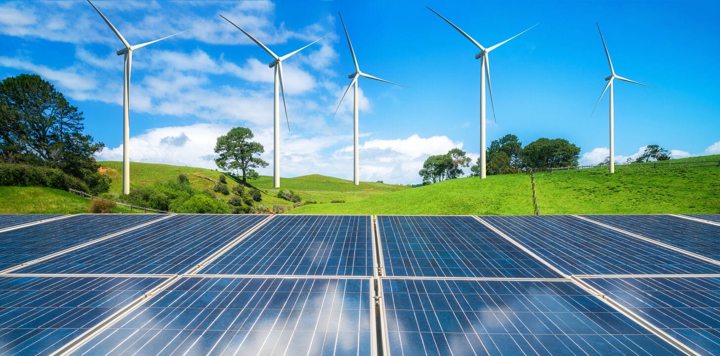 Painéis solares e turbina de energia eólica