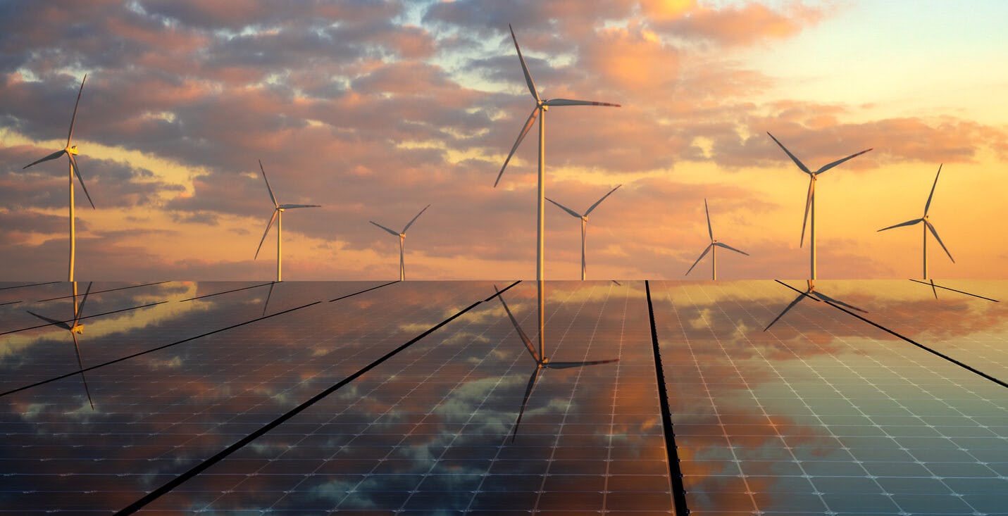 Conceito de energia limpa, painéis fotovoltaicos e turbinas eólicas à luz do sol nascente