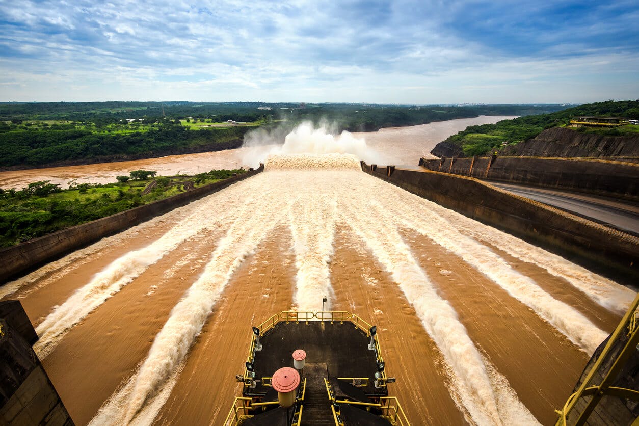 Vertedouro água na Usina de Itaipu
