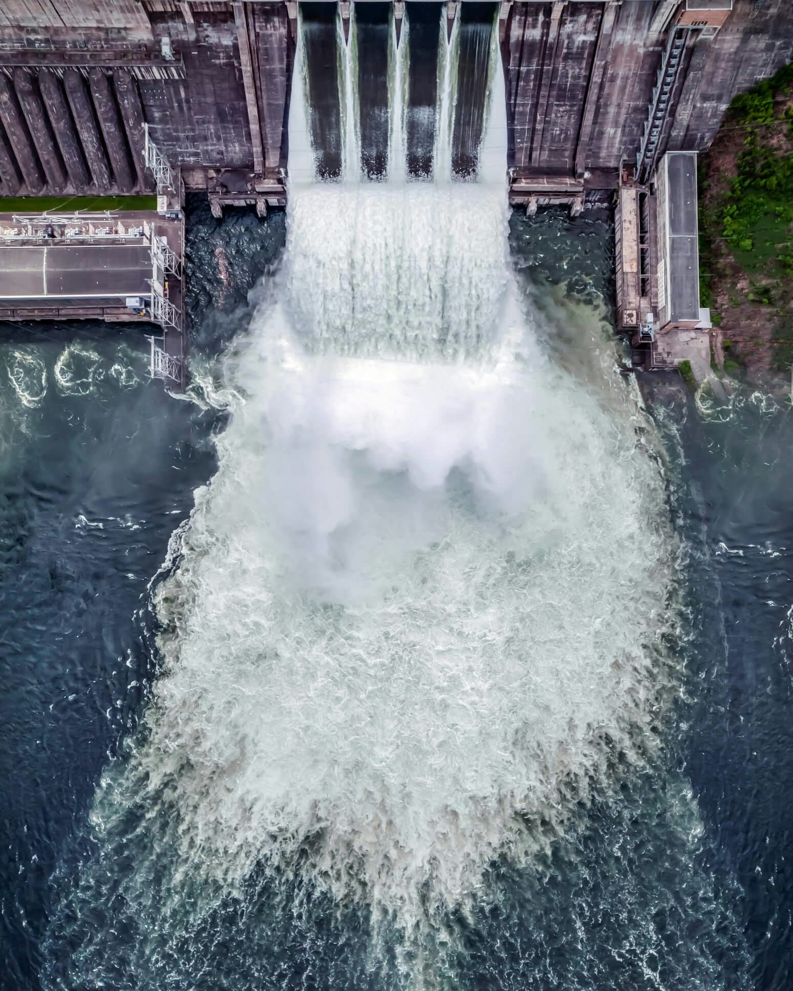 Descarga de água na represa hidrelétrica