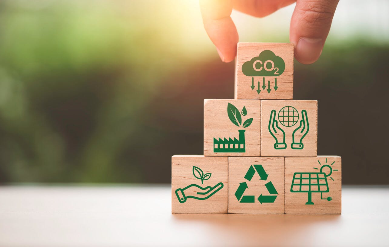 Mão segurando CO2 redução, reciclar, ícone de fábrica verde para diminuir CO2, pegada de carbono e crédito de carbono para limitar o aquecimento global da mudança climática, conceito de economia verde biocircular