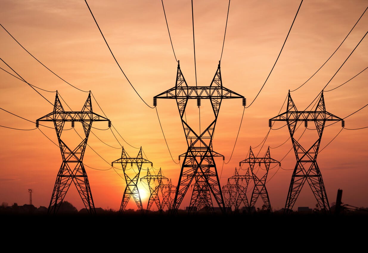 Rede de energia elétrica ao por do sol 