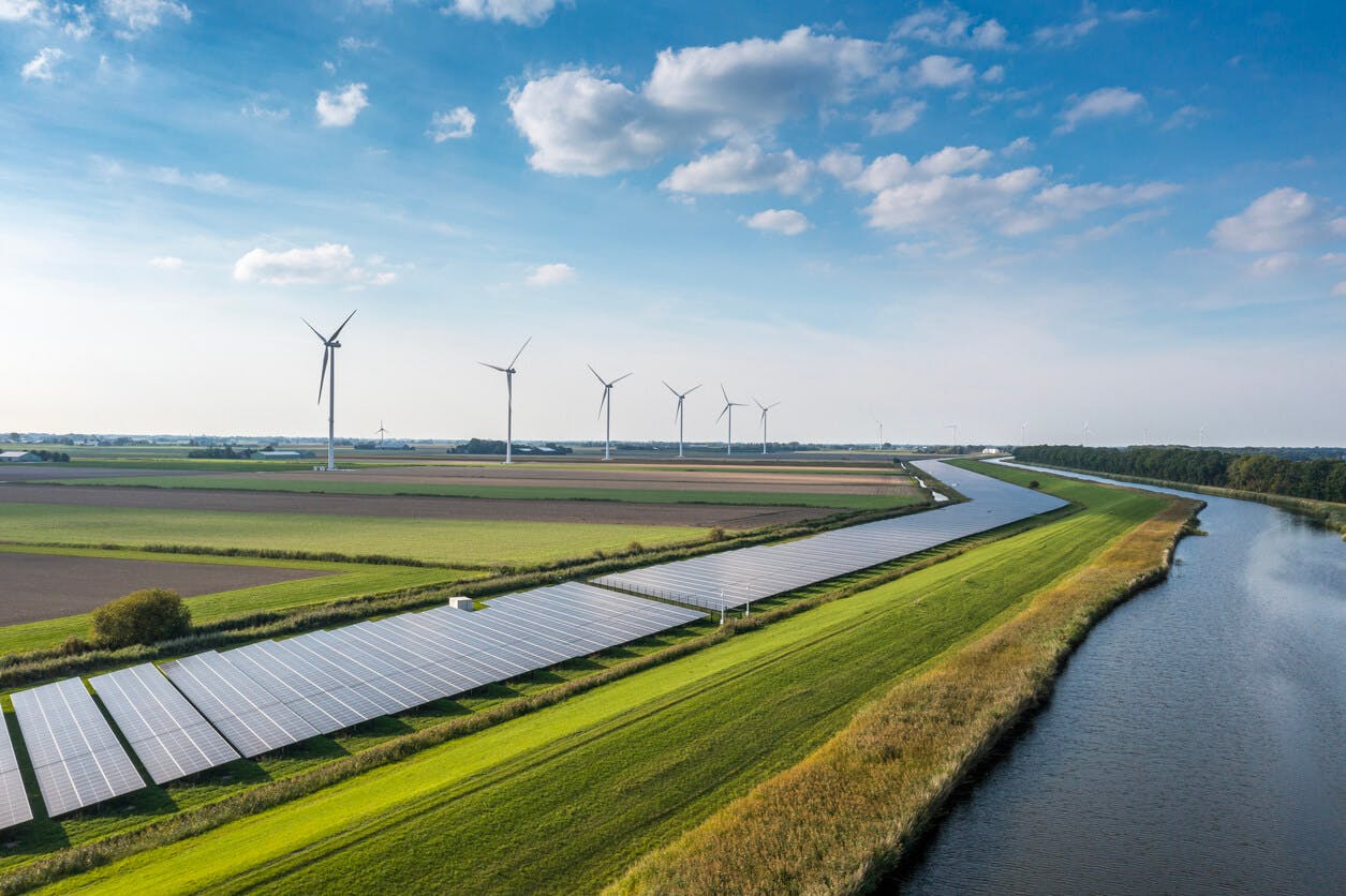 Painéis solares e turbinas de energia eólicas 