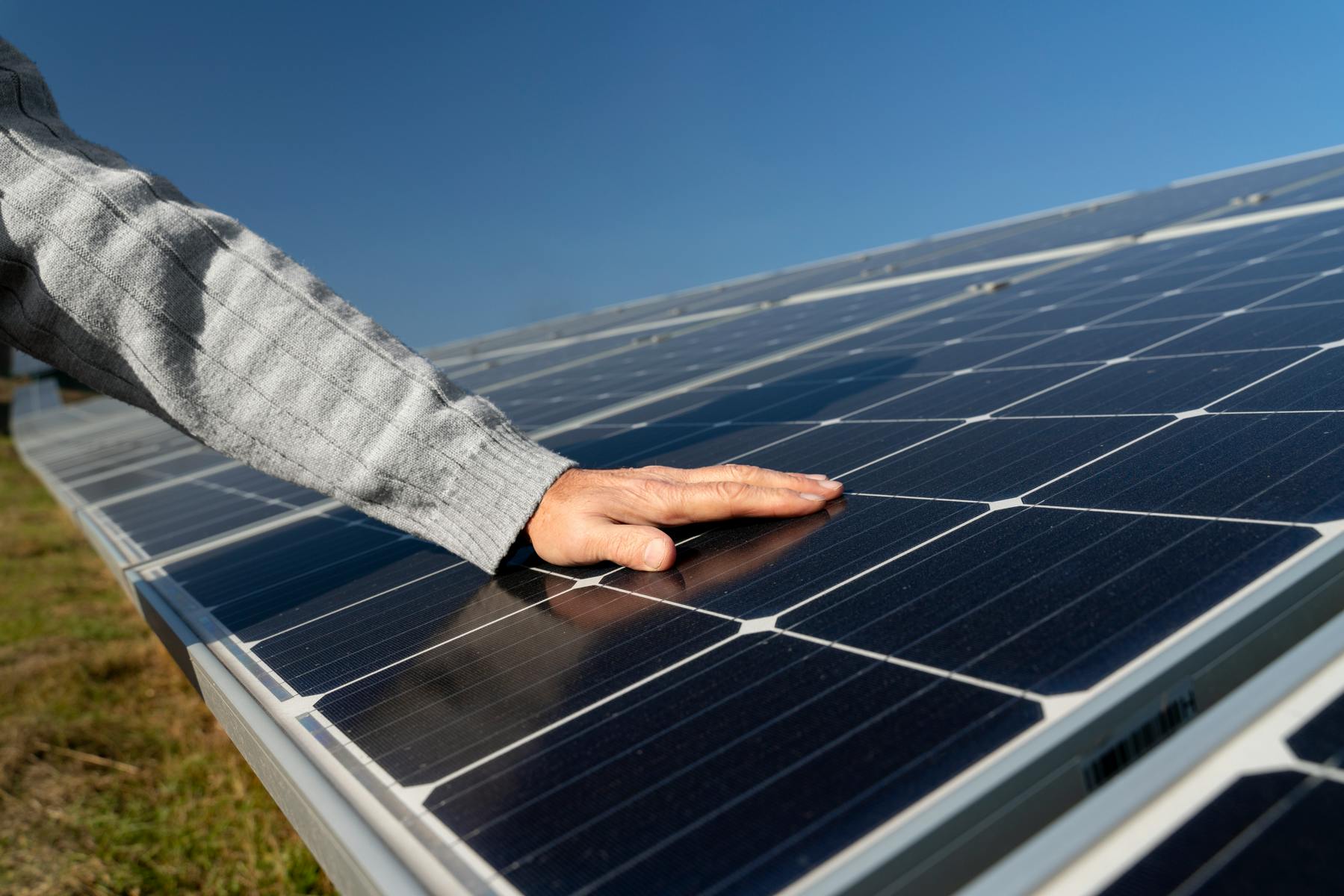 mão no painel solar