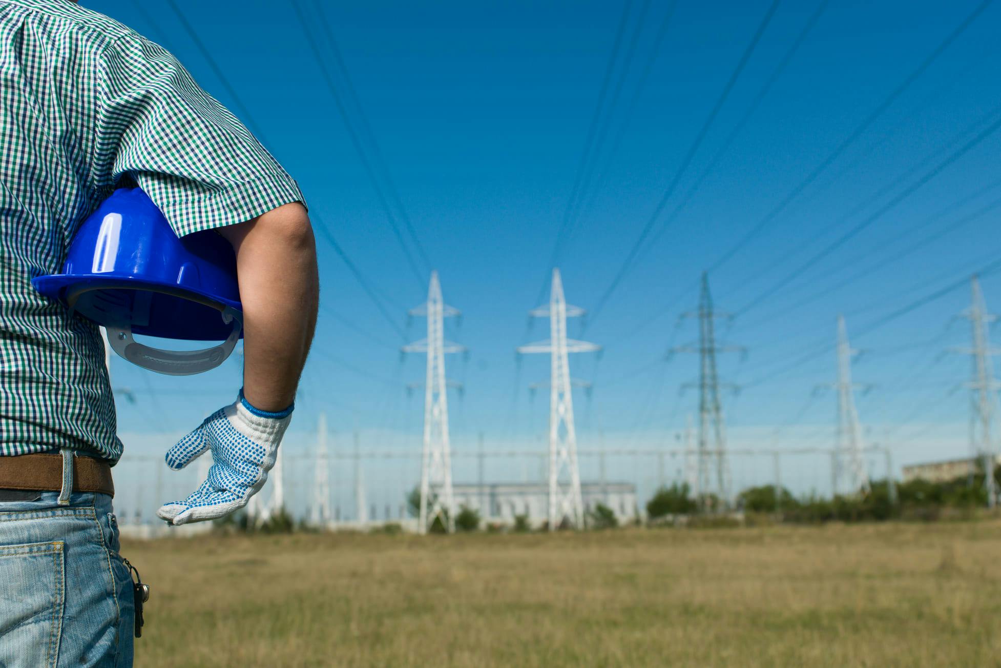 Engenheiro olhando para uma estação de energia SIN