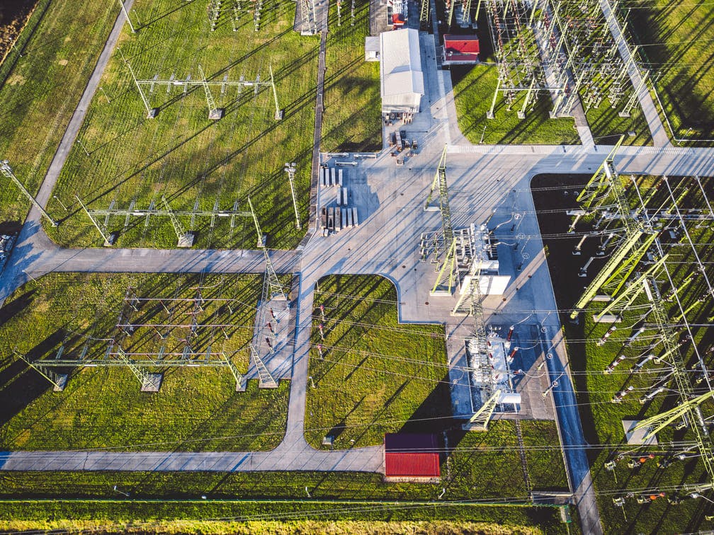 imagem de cima feita por drone de uma subestação de energia